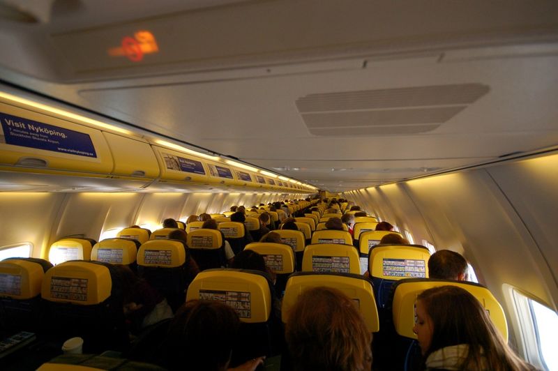 Файл:Ryanair aircraft cabin .jpg