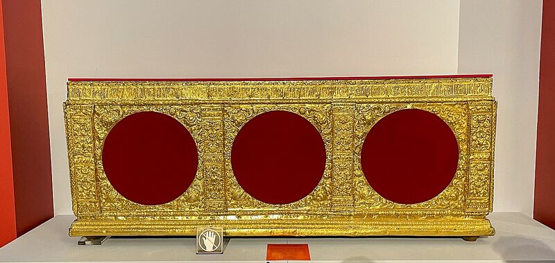 Файл:Alexander Nevsky's small shrine.jpg