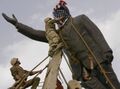 Відоме фото часів Іракської війни як американські військові спочатку накидують прапор США на голову статуї Хусейна, а потім демонтують її.