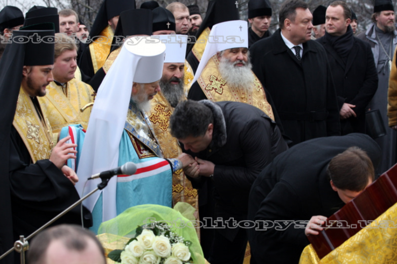 Файл:Целует руку.png
