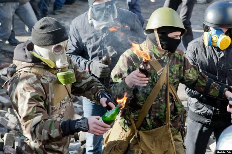 Файл:Molotov-cocktails-on-euromaidan.jpg