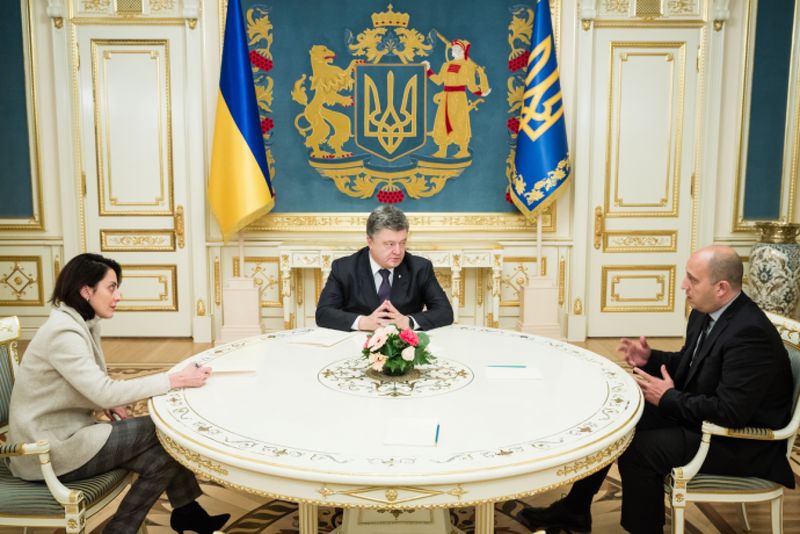 Файл:Герб у кабінеті.jpg