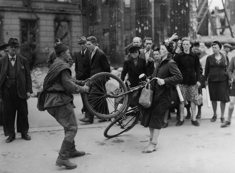 Файл:Germany-1945-russian-soldier.jpg