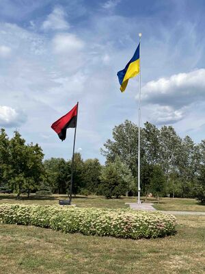 Прапори біля центральної площі.jpg